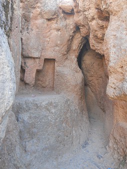 Cusco Sacsayhuamán, más lugares: nichos geométricos 02 en roca roja con una entrada a otro túnel Cusco Sacsayhuamán, más lugares: nichos geométricos 02 en roca roja con una entrada a otro túnel
