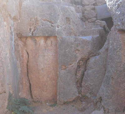 Cusco Sacsayhuam�n, m�s lugares: roca roja con corte rectangular, primer plano