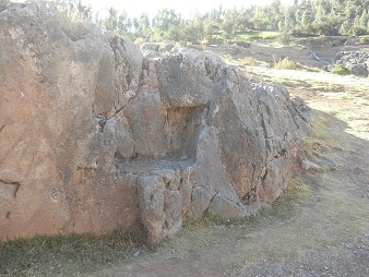 Cusco Sacsayhuam�n, m�s lugares: roca roja con corte trapezoide