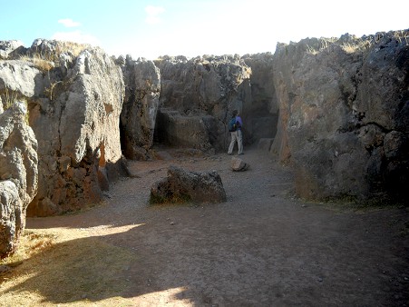 Cusco Sacsayhuam�n, m�s lugares: plaza con paredes con piedras fundidas