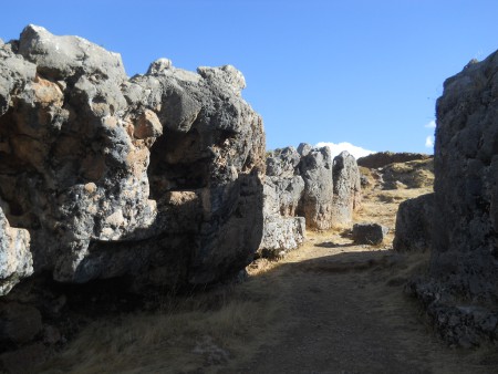 Cusco Sacsayhuam�n, m�s lugares: roca negra roja con tronos