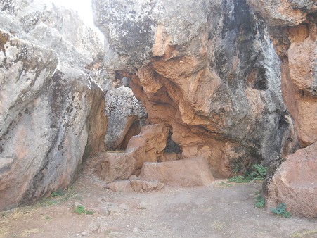 Cusco Sacsayhuamán, zona final de roca negra roja con una cueva con una mesa en piedra central - primer plano 01 Cusco Sacsayhuamán, zona final de roca negra roja con una cueva con una mesa en piedra central - primer plano 01