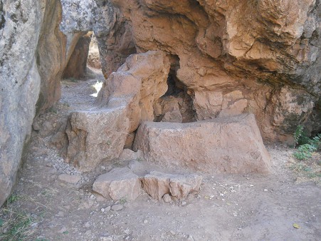 Cusco Sacsayhuamán, zona final de roca negra roja con una cueva con una mesa en piedra central, primer plano 02 Cusco Sacsayhuamán, zona final de roca negra roja con una cueva con una mesa en piedra central, primer plano 02