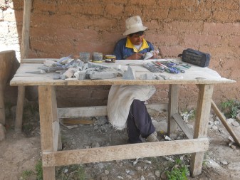 Cusco Sacsayhuam�n
              13, the walk to the "Zone X" (Laco, Moon
              Temple): handicraft workshop with figurines of alabaster