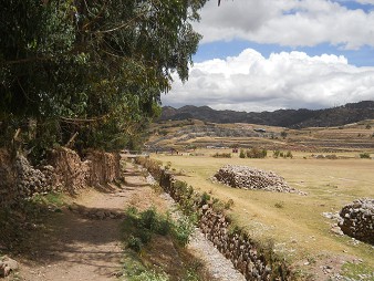 Cusco Sacsayhuam�n 13, the walk to "Zone X" (Laco, Moon Temple) with a dry creek and with meadows
