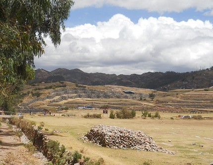 Cusco Sacsayhuamán 13, the walk to "Zone X" (Laco, Moon Temple), the view back to the fortress of Sacsayhuamán with the three wall levels (basic wall, terrace 1 and 2) Cusco Sacsayhuamán 13, the walk to "Zone X" (Laco, Moon Temple), the view back to the fortress of Sacsayhuamán with the three wall levels (basic wall, terrace 1 and 2)