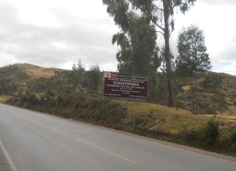 Cusco Sacsayhuamn 13, der Spaziergang zur "Zone X" (Laco, Mondtempel), Landstrasse mit Bumen und dem Hinweisschild zur "Zone X" bzw. "Laq'o" (Laco)