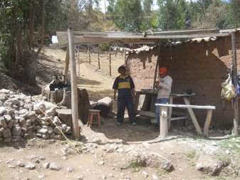 Cusco Sacsayhuam�n 13, der Spaziergang zur "Zone X" (Laco, Mondtempel), die Kunsthandwerkwerkstatt mit kleinen Steinfiguren