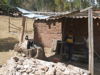 Cusco Sacsayhuam�n 13, der Spaziergang zur "Zone X" (Laco, Mondtempel), die Kunsthandwerkwerkstatt mit kleinen Steinfiguren