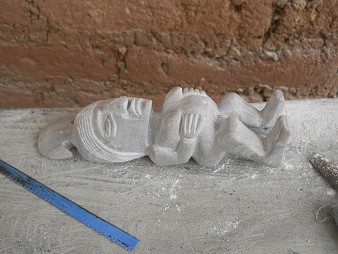 Cusco Sacsayhuam�n 13, der Spaziergang zur "Zone X", die Kunsthandwerkwerkstatt: Weisser Mann mit Bauch, der Alabaster im Rohzustand