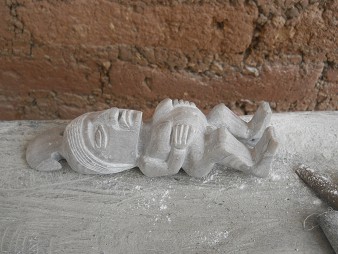 Cusco Sacsayhuam�n 13, der Spaziergang zur "Zone X", die Kunsthandwerkwerkstatt: Weisser Mann mit Bauch, der Alabaster im Rohzustand 02
