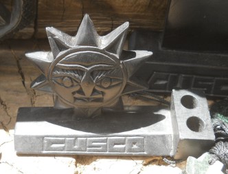 Cusco Sacsayhuam�n 13, der Spaziergang zur "Zone X", die Kunsthandwerkwerkstatt: Sonne mit Gesicht