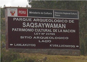 Cusco Sacsayhuam�n 13, der Spaziergang zur "Zone
              X" (Laco, Mondtempel): Strassenschild zur "Zone
              X" als "Laq'o" (Laco)