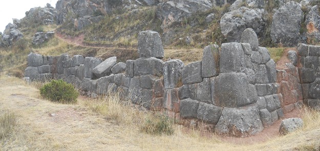 Cusco Sacsayhuamn 14: Zona X (Laq'o, Laco, Templo de la Luna), muro, panorama