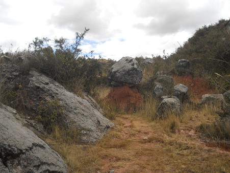 Cusco Sacsayhuamn 14: Zone X (Laq'o, Laco, Mondtempel), Steinbruch mit Gigasteinen 01