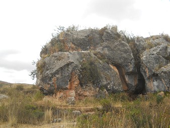 Cusco Sacsayhuamn 14: Zone X (Laq'o, Laco, Mondtempel), geschnittener Felsen in Schwarz-Rot 01
