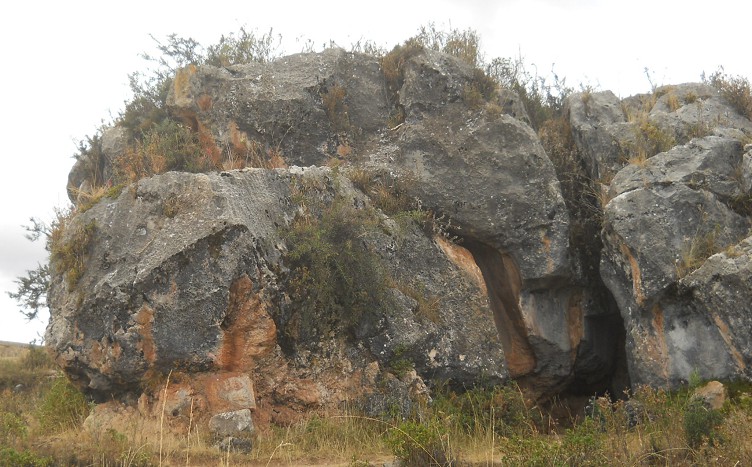 Cusco Sacsayhuamn 14: Zone X (Laq'o, Laco, Mondtempel), geschnittener Felsen in Schwarz-Rot 02 Nahaufnahme