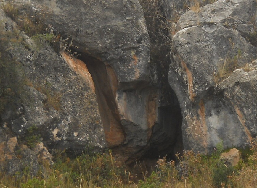 Cusco Sacsayhuamn 14: Zone X (Laq'o, Laco, Mondtempel), geschnittener Felsen in Schwarz-Rot 04 Nahaufnahme