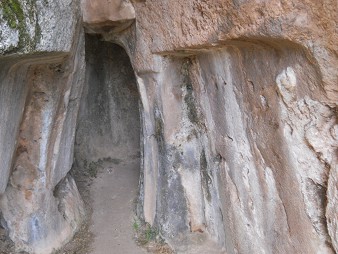 Zona X (Laq'o, Laco, Templo de la Luna): nicho grande con cortes blancas, 
rojas, y negras, primer plano
