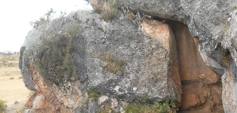 Zone X (Laq'o, Laco, Mondtempel): Schwarz-rot geschnittener Felsen mit einem grossen Schnitt, Panorama