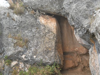 Zona X (Laq'o, Laco, Templo de la Luna): roca cortada negra roja en capas