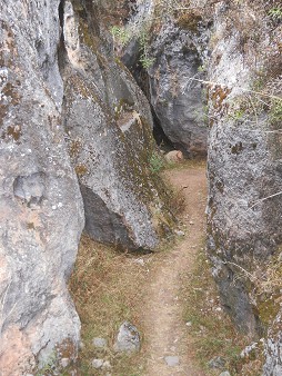 Zona X (Laq'o, Laco, Templo de la Luna): camino pasando rocas cortadas