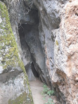 Zone X (Laq'o, Laco, Mondtempel): Der Weg fhrt an geschnittenen Felsen vorbei