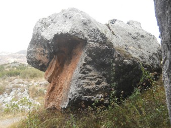 Zone X (Laq'o, Laco, Mondtempel): Schwarz-rot-weisser Fels mit einem rechteckigen Schnitt