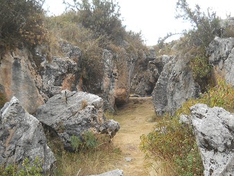 Zone X (Laq'o, Laco, Moon Temple): the path is passing black and red cut giant stones