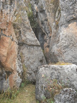 Zona X (Laq'o, Laco, Templo de la Luna): camino con piedras cortadas
