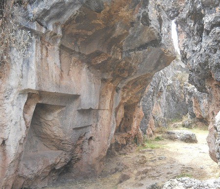 Zona X (Laq'o, Laco,
              Templo de la Luna): roca con tronos volteados, panorama