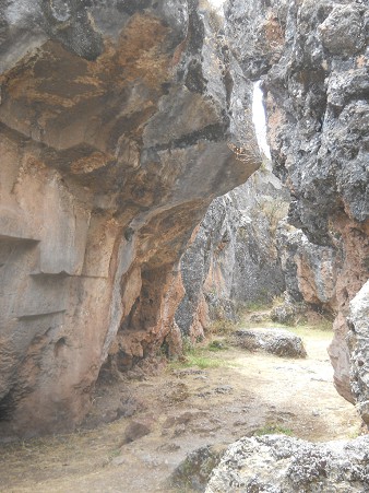 Zone X (Laq'o, Laco, Moon Temple): rock in black, red, and white with overthrown thrones turned over upside down 02