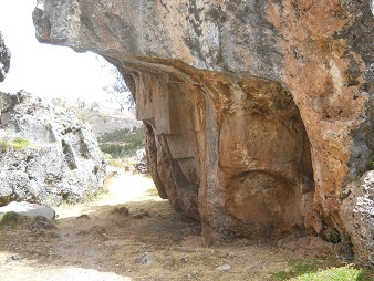 Zone X (Laq'o, Laco, Moon Temple): rock in black, red, and white with overthrown thrones turned over upside down 03