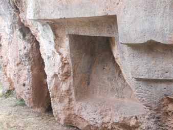 Zone X (Laq'o, Laco, Moon Temple): overthrown throne turned over upside down - detail 01