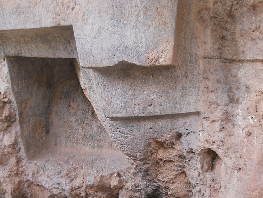 Zone X (Laq'o, Laco, Moon Temple): overthrown throne turned over upside down, detail 02