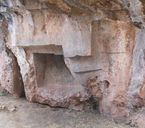 Zone X (Laq'o, Laco, Moon Temple): overthrown throne turned over upside down, panorama