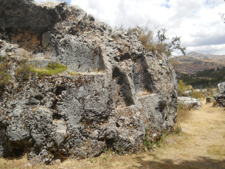 Zone X (Laq'o, Laco, Moon Temple): black rock with thrones (rock of thrones)