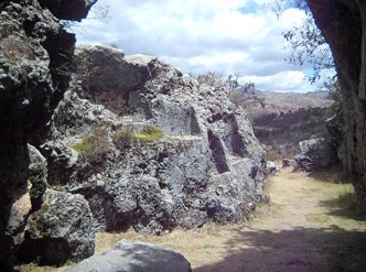 Cusco Sacsayhuamn, Zone X (Laq'o, Laco, Mondtempel): Throne in einem schwarzen Felsen 01