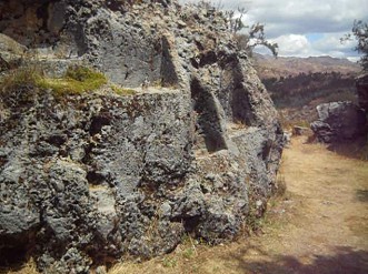Cusco Sacsayhuamn, Zone X (Laq'o, Laco, Mondtempel): Throne in einem schwarzen Felsen 02