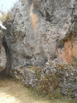 Cusco Sacsayhuamn, Zone X (Laq'o, Laco, Mondtempel): Throne in einem schwarz-roten Felsen