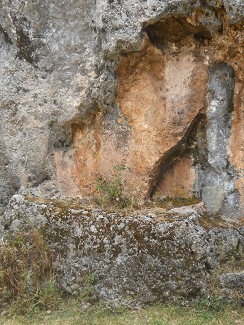 Cusco Sacsayhuamn, Zone X (Laq'o, Laco, Mondtempel), Sitzbank aus dem schwarz-roten Felsen geschnitten 02