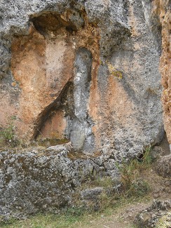 Cusco Sacsayhuamn, Zone X (Laq'o, Laco, Mondtempel), Sitzbank aus dem schwarz-roten Felsen geschnitten 03