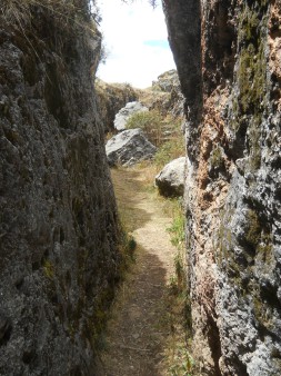 Cusco Sacsayhuamn, Zone X (Laq'o, Laco, Mondtempel), der Weg fhrt an geschnittenen Felsen vorbei