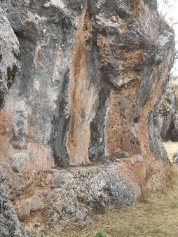 Cusco Sacsayhuamn, Zone X (Laq'o, Laco, Mondtempel): Aus schwarz-rotem Fels geschnittene Sitzbank 02