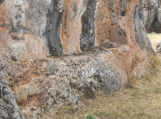 Cusco Sacsayhuamn, Zone X (Laq'o, Laco, Mondtempel): Aus schwarz-rotem Fels geschnittene Sitzbank 02 - Nahaufnahme