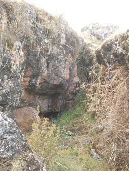Cusco Sacsayhuamn, Zone X (Laq'o, Laco, Mondtempel), umgestrzter, schwarz-roter Felsen mit umgedrehtem Thron