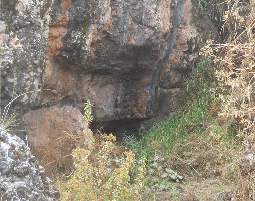 Cusco Sacsayhuam�n, Zone X (Laq'o, Laco, Moon Temple), overthrown rock upside down in black and red - zoom