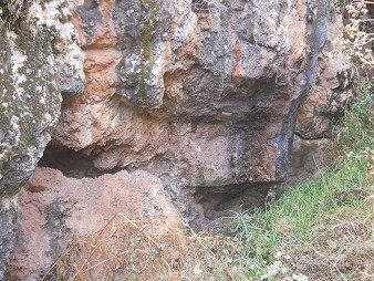 Cusco Sacsayhuam�n, Zone X (Laq'o, Laco, Moon Temple), overthrown rock upside down in black and red and more horizontal cuts, zoom 01