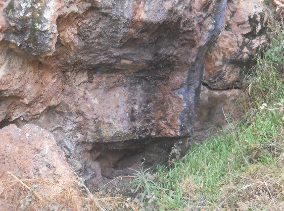 Cusco Sacsayhuam�n, Zone X (Laq'o, Laco, Moon Temple), overthrown rock upside down in black and red and more horizontal cuts, zoom 02