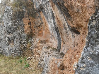 Cusco Sacsayhuamn, Zone X (Laq'o, Laco, Mondtempel), aus schwarz-rotem Fels geschnittene Sitzbank 03
